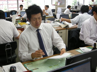 http://www.kanesa-f.com/blog/fujiwaraya/assets_c/2010/07/%E8%8A%B1%E4%BA%95%E8%AA%B2%E5%93%A1-thumb-320x240-181.jpg